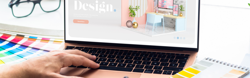 Pin designs am Laptop arbeiten