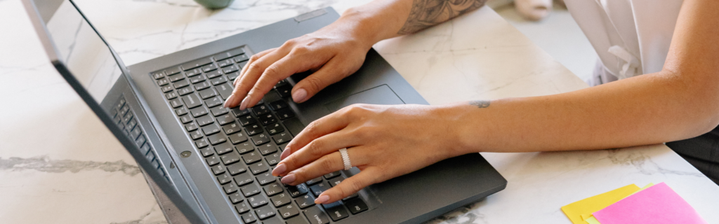 frau schreibt am laptop, blogger pinterest marketing