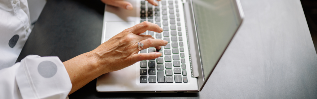 pinterest für blogger frau schreibt blog post am laptop