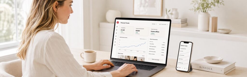 Frau sitzt am Laptop